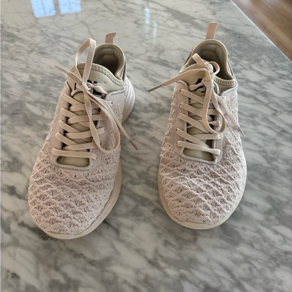 APL Techloom Phantom Women’s size 8.5